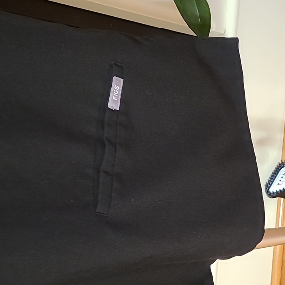 FIGS CASMA SCRUB TOP WOMENS SIZE LARGE BLACK nursing uniform - Picture 2 of 6
